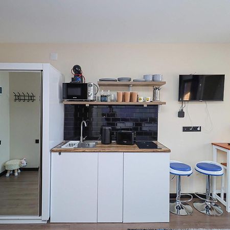 Stylish Studio Apartment With Balcony 구다우리 외부 사진
