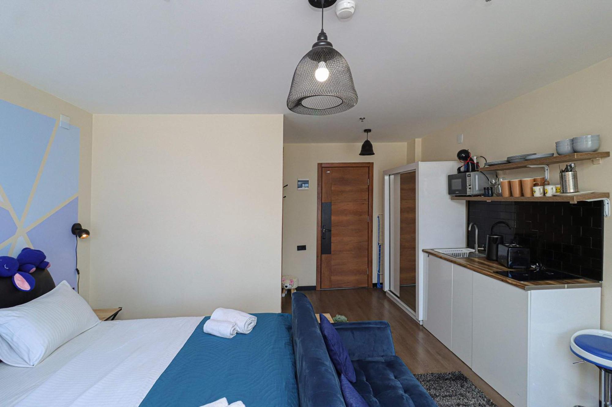 Stylish Studio Apartment With Balcony 구다우리 외부 사진