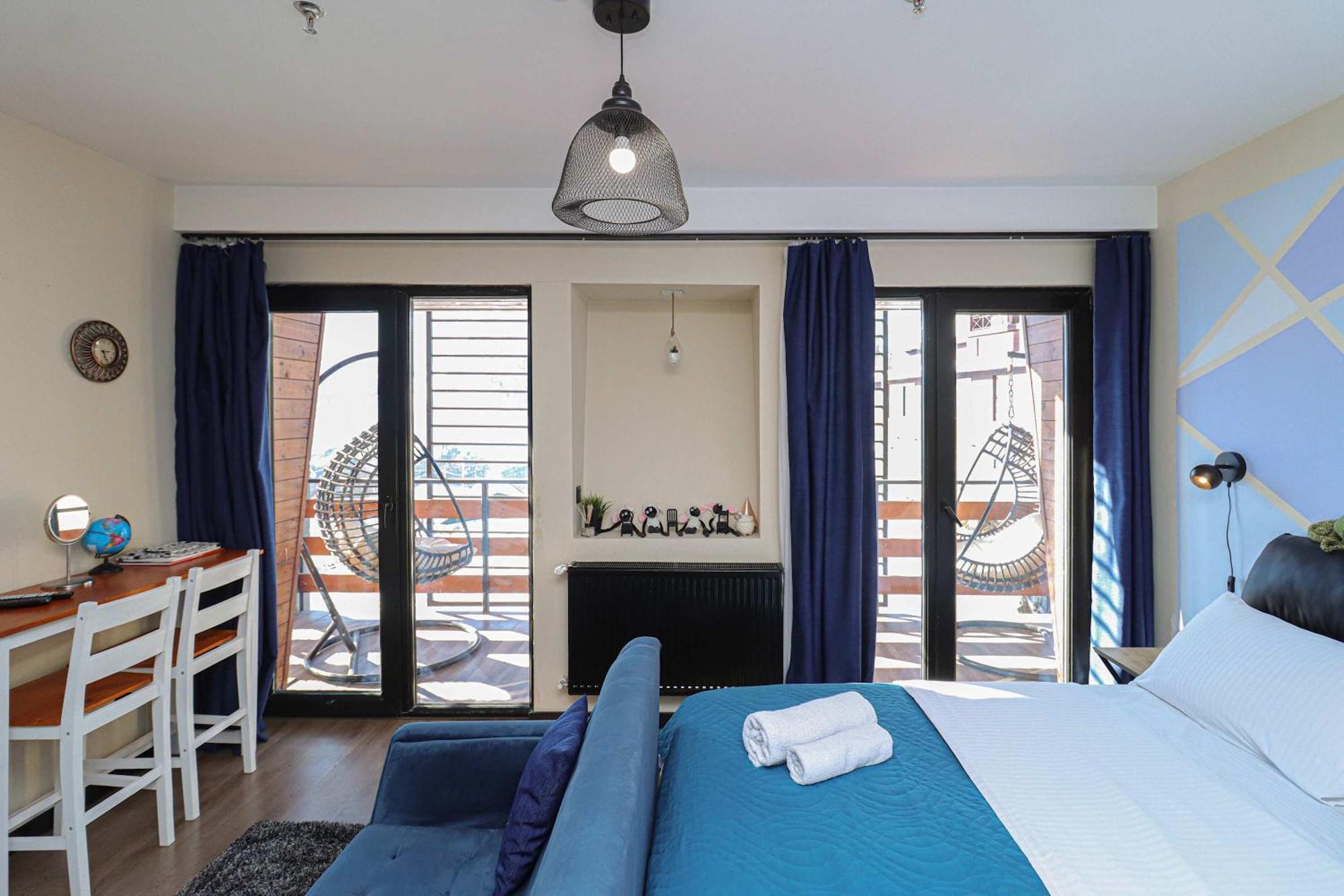 Stylish Studio Apartment With Balcony 구다우리 외부 사진