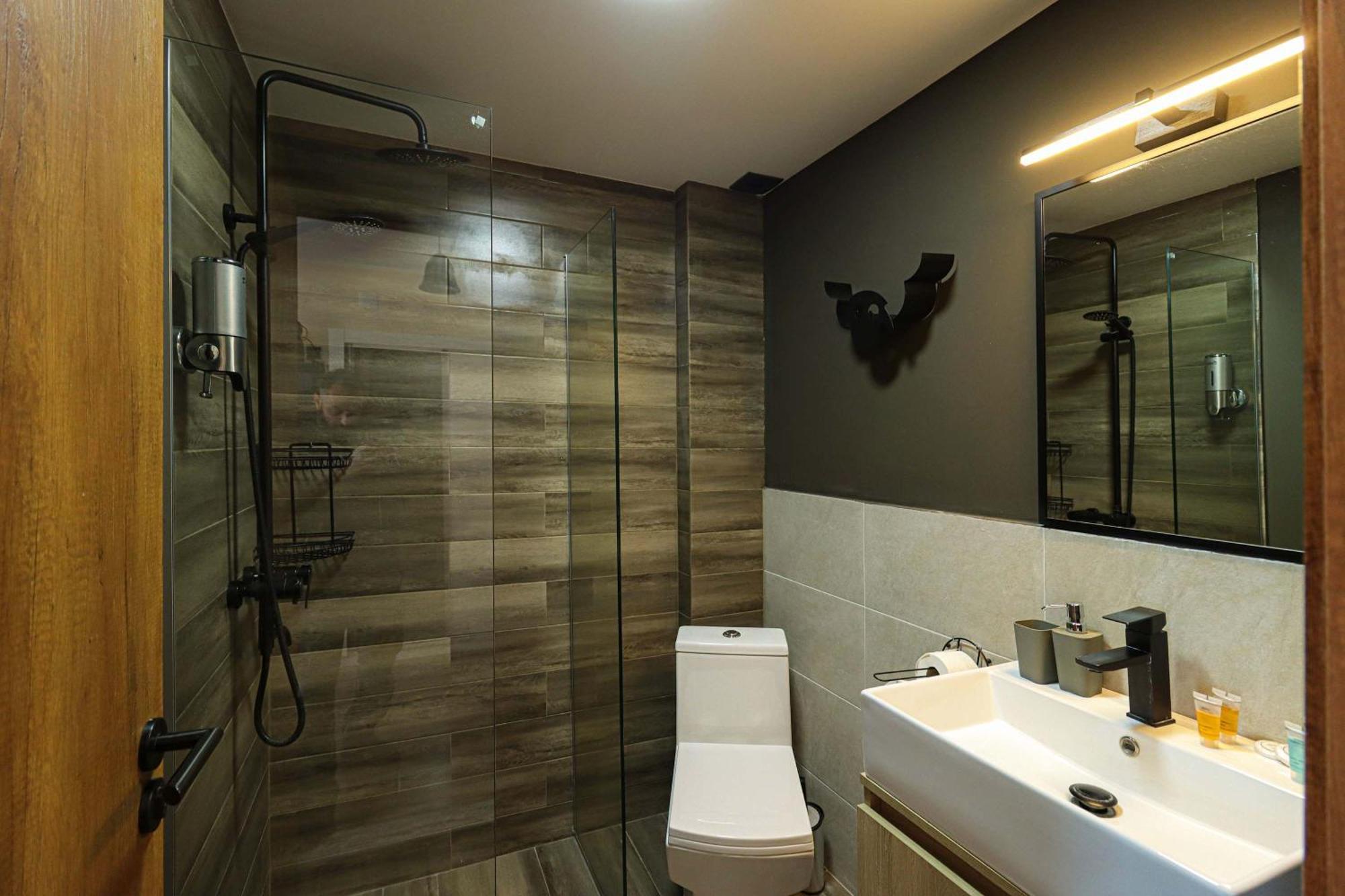Stylish Studio Apartment With Balcony 구다우리 외부 사진
