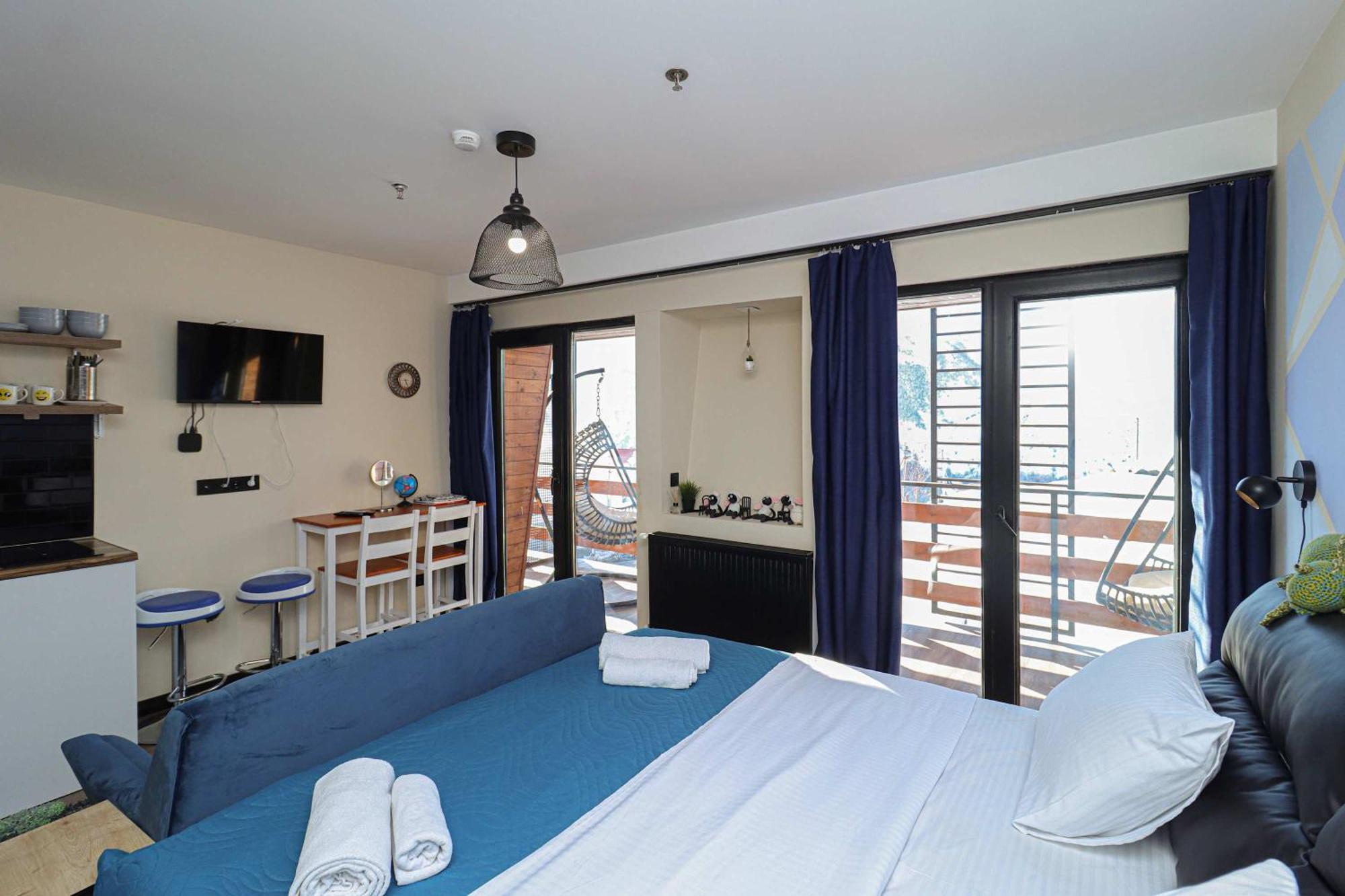 Stylish Studio Apartment With Balcony 구다우리 외부 사진